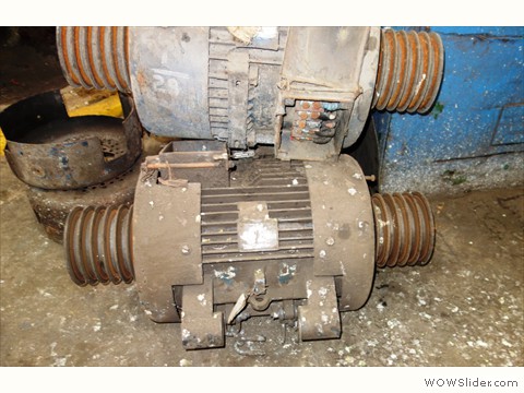 Underslung mounted alternator of coach with heavy accumulation of dust with oil